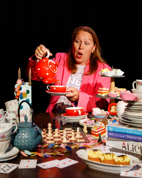 Alice in Theaterland - Contact