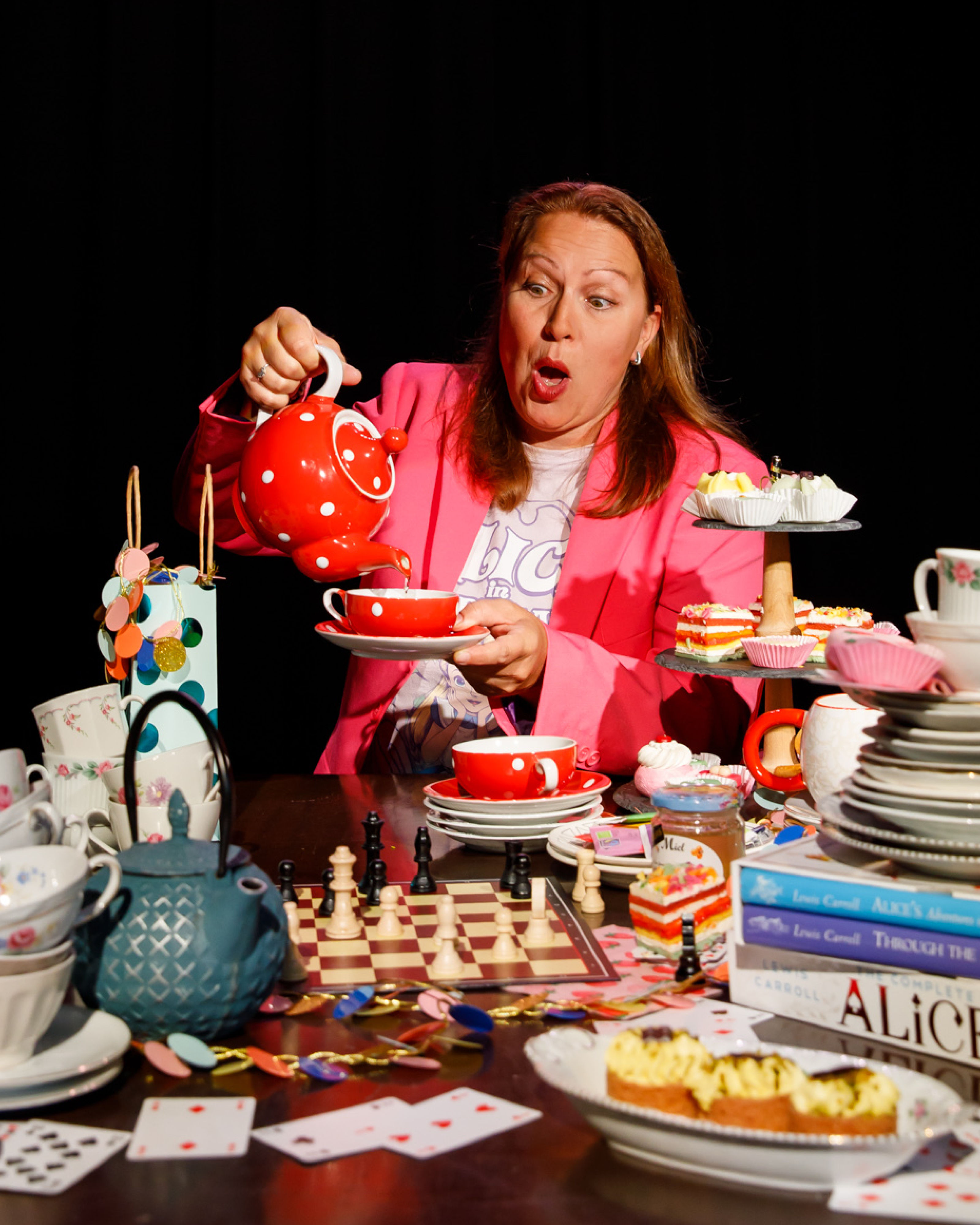 Alice in Theaterland - Contact