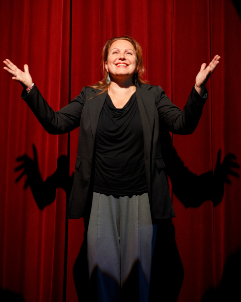 Alice in Theaterland - Contact